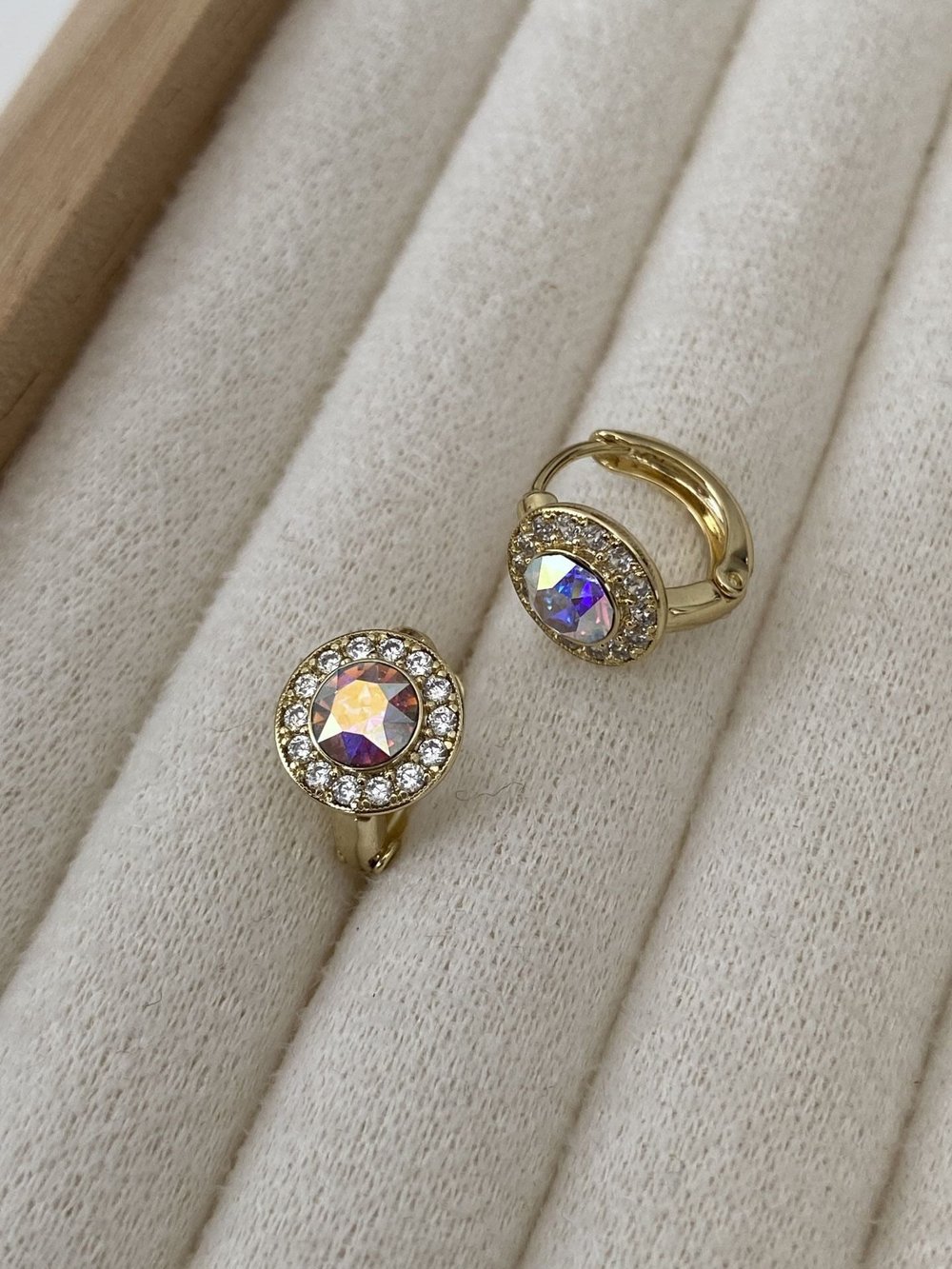 Özel Seri Yuvarlak Swarovski Taşlı Gömme Zirkon Detaylı Halka Küpe (İç çapı: 1,1cm)