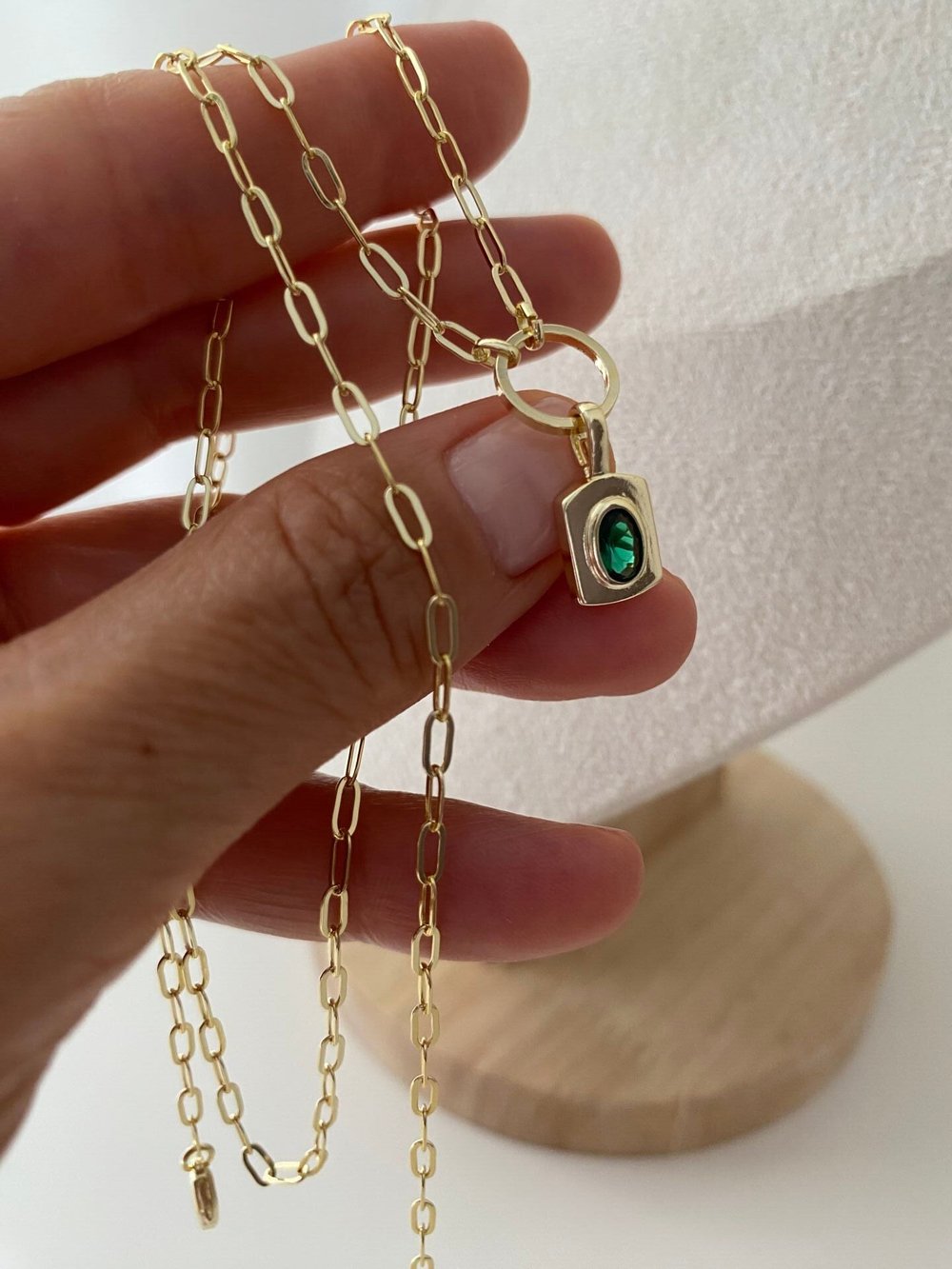 Yeşil Taşlı Plaka Charmlı Dolamalı Ataç Zincir Choker Kolye