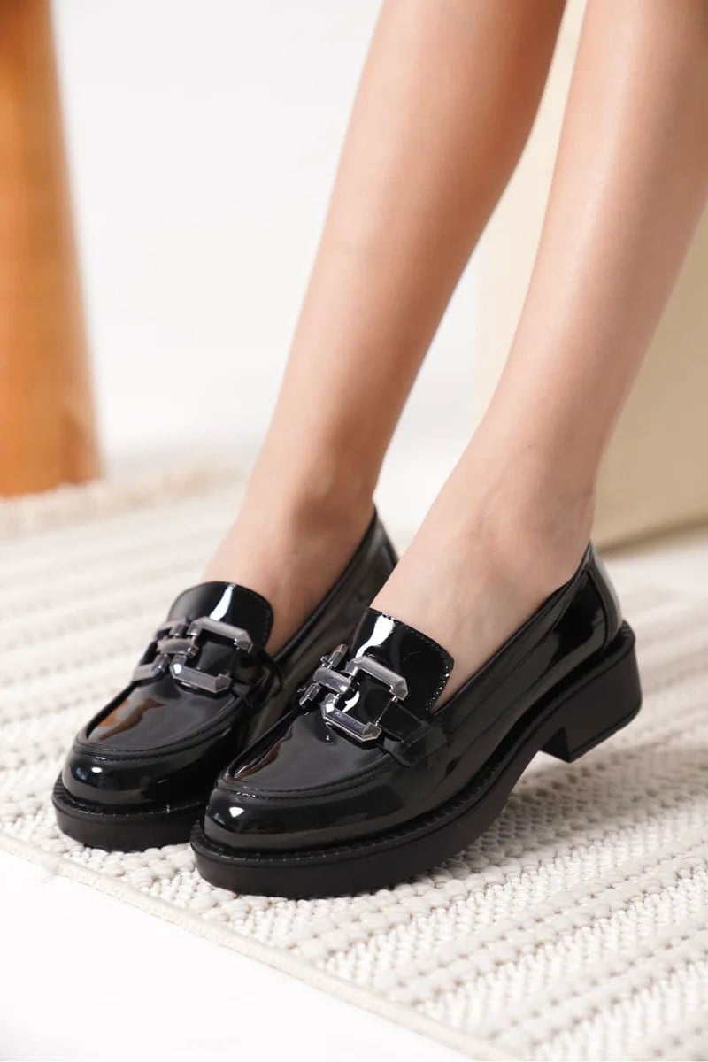 Kadın Rugan Siyah Gümüş Tokalı Loafer TR17MS02B