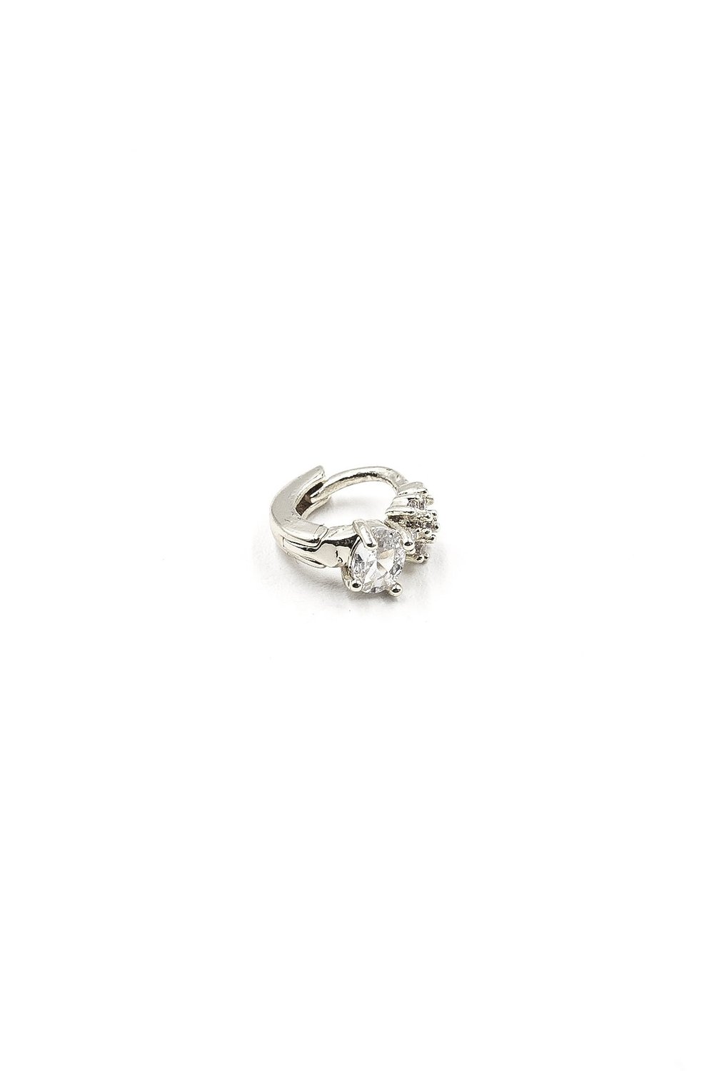 Zirkon Taşlı Gümüş Çiçek Halka Tragus Piercing – Şık ve Zarif Tasarım