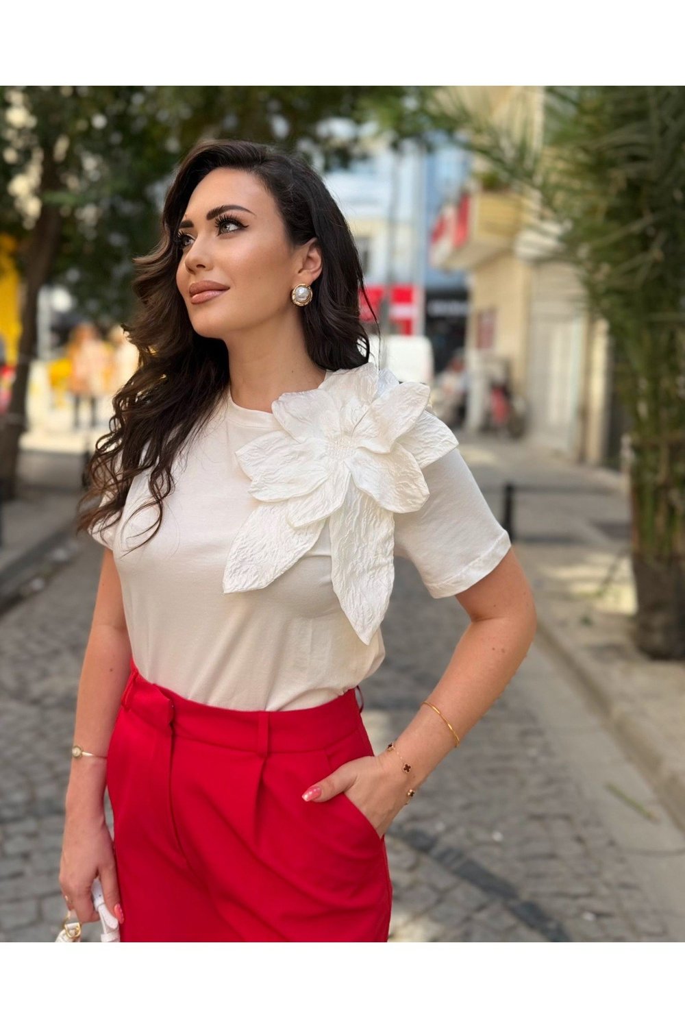 Çiçek Aplikeli T-Shirt