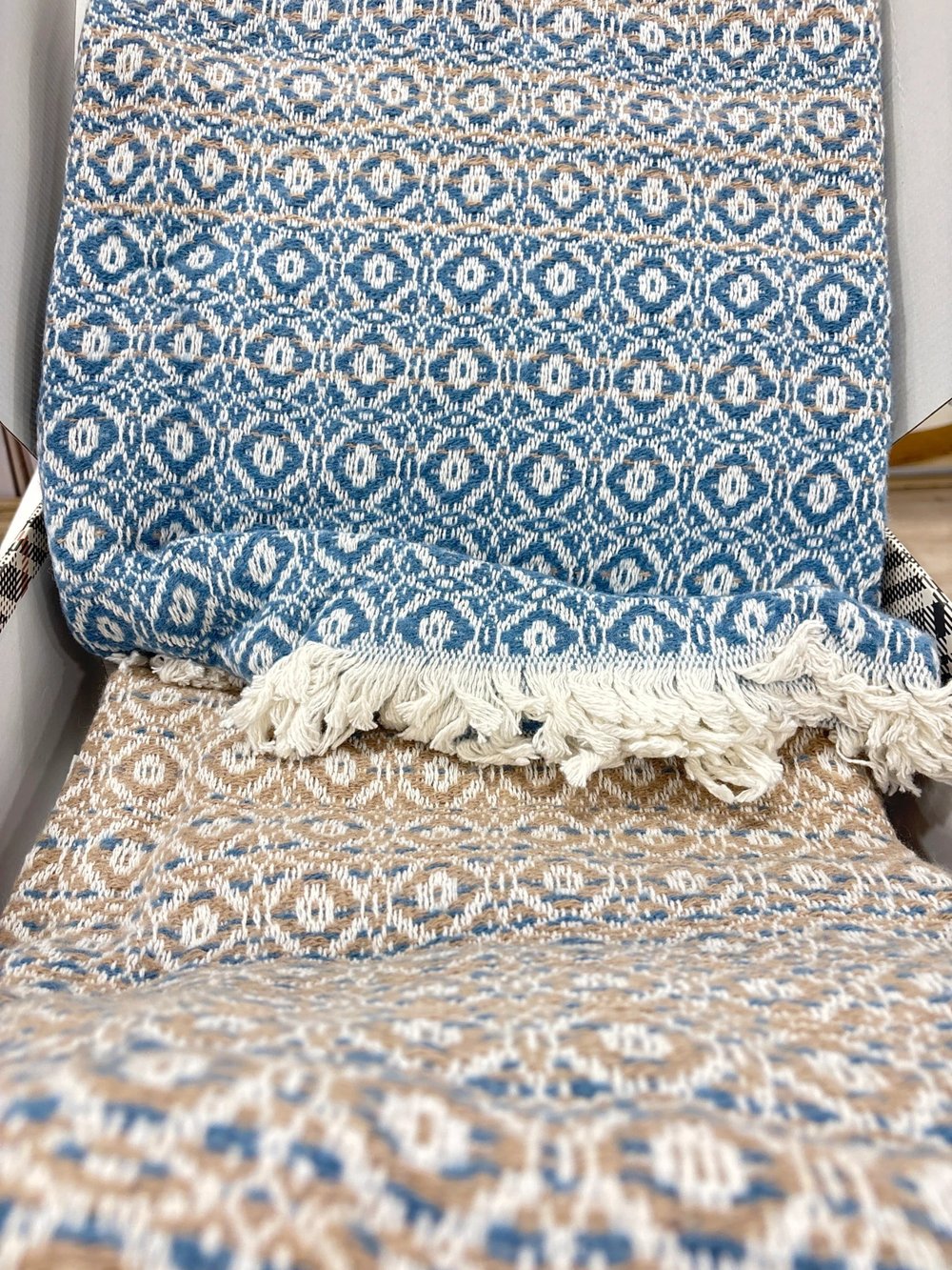 Sesli Comfort Mavi Bej Skoç Pamuk Örme Battaniye 200x220 Çift Kişilik Battal
