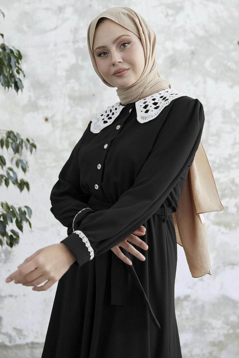 Bebe Yaka Beli Kuşaklı Siyah Elbise