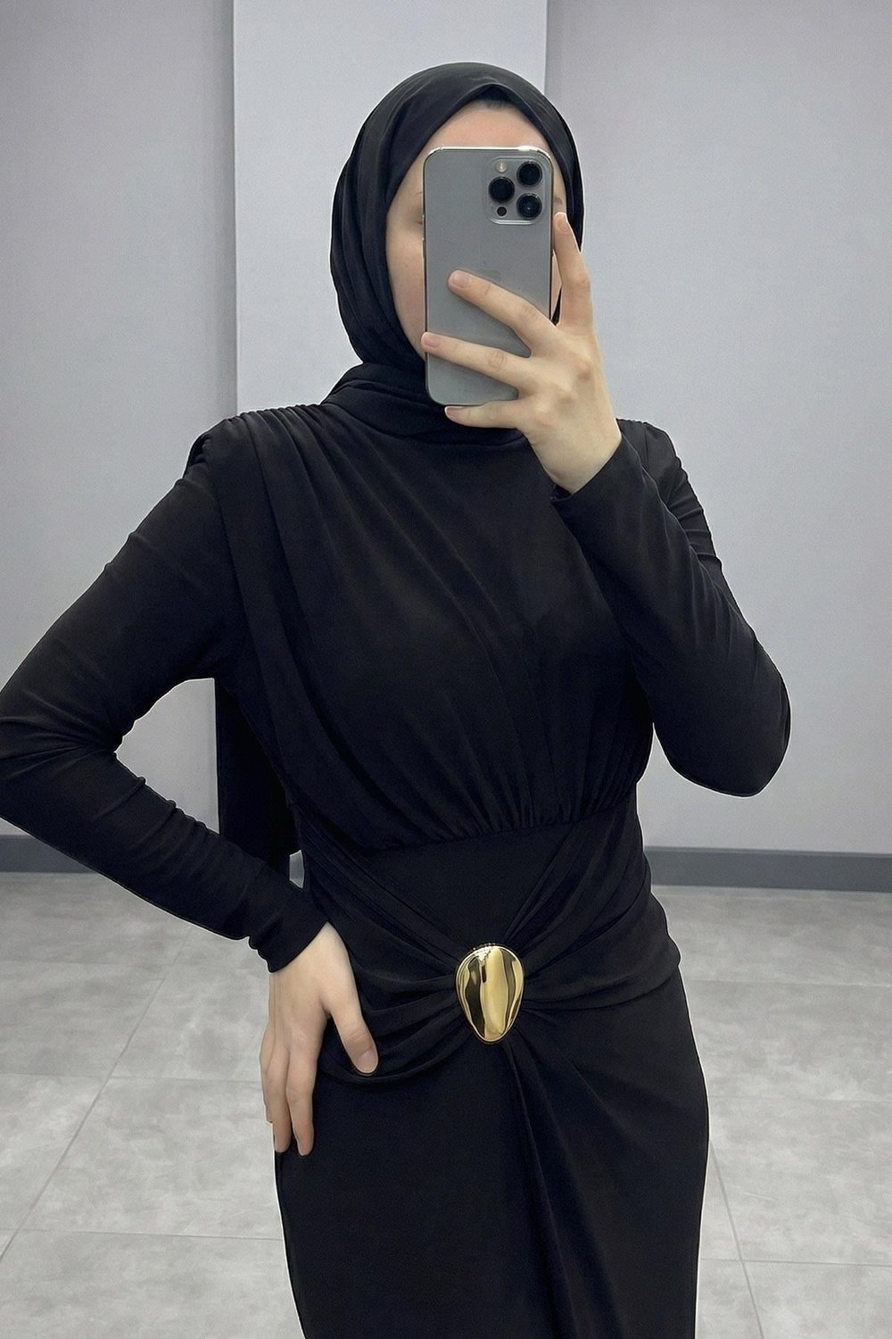 Broş Detay Büzgülü Siyah Sandy Elbise