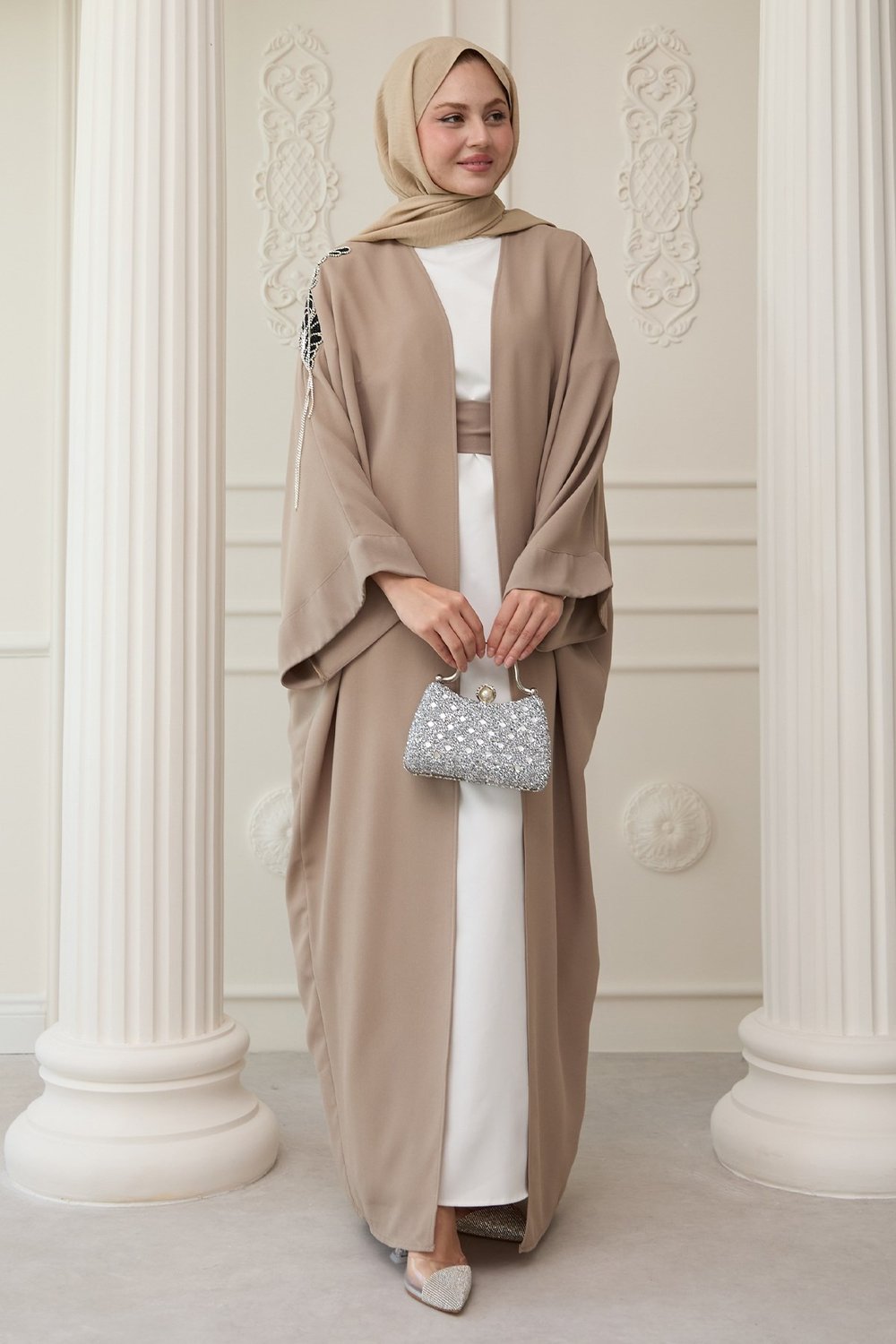 Dökümlü Taşlı Elbiseli Bej Abaya