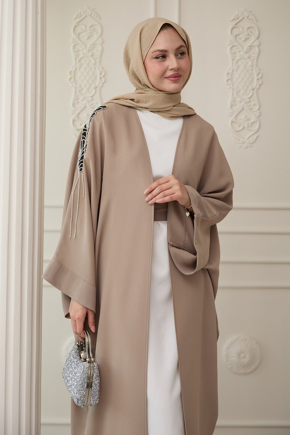Dökümlü Taşlı Elbiseli Bej Abaya