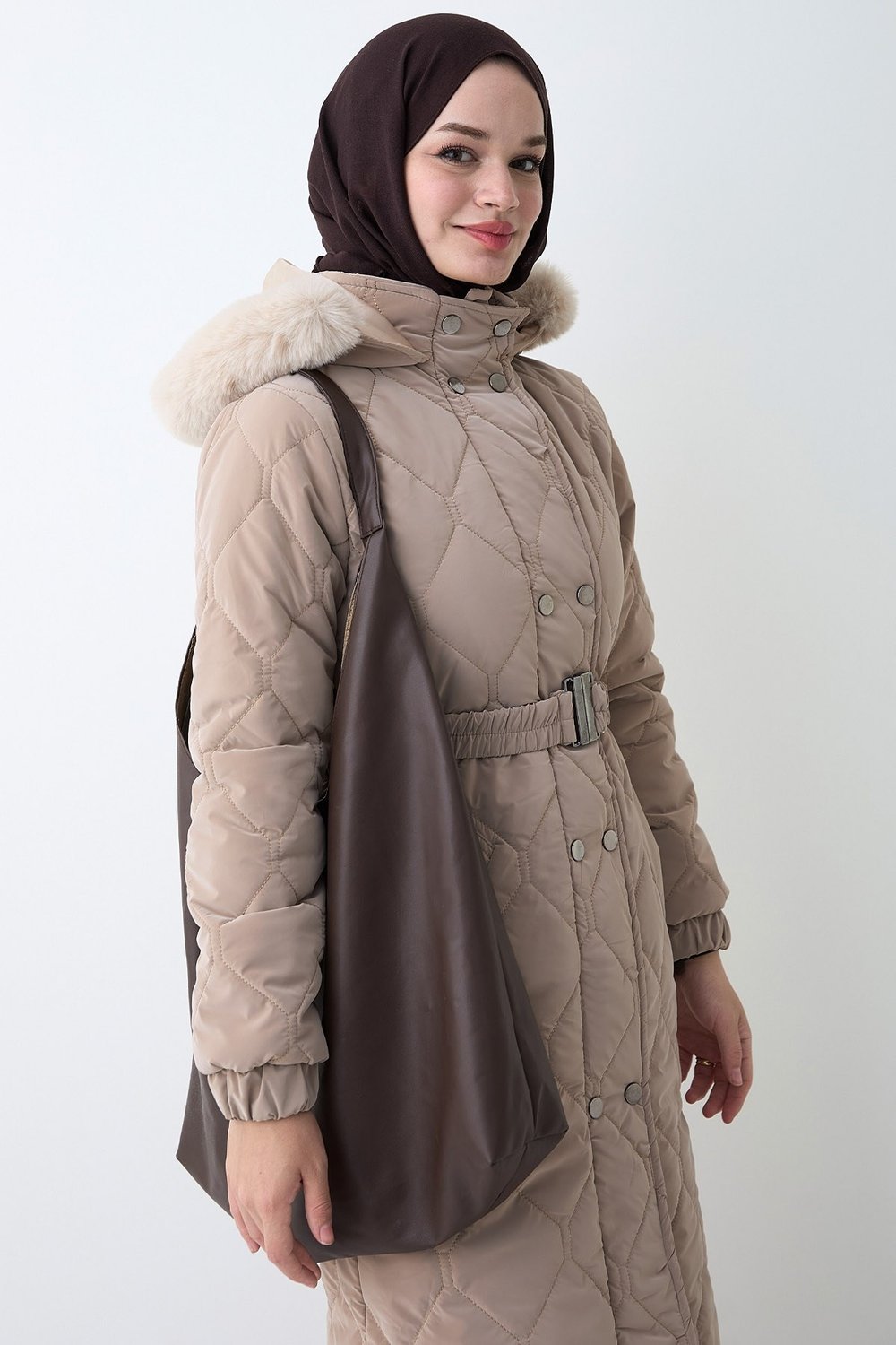 Kemerli Çift Çıtçıtlı Sütlü Kahve Kapitone Mont