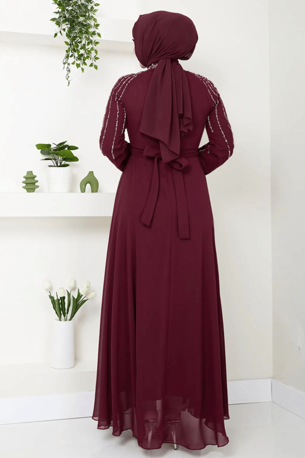 Kolları Taşlı Pullu Kırmızı Şifon Abiye