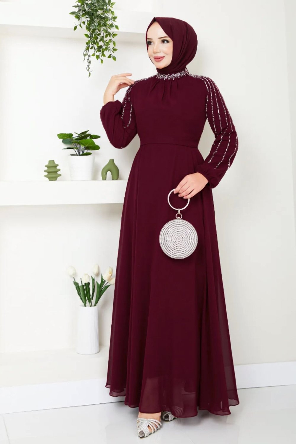 Kolları Taşlı Pullu Kırmızı Şifon Abiye