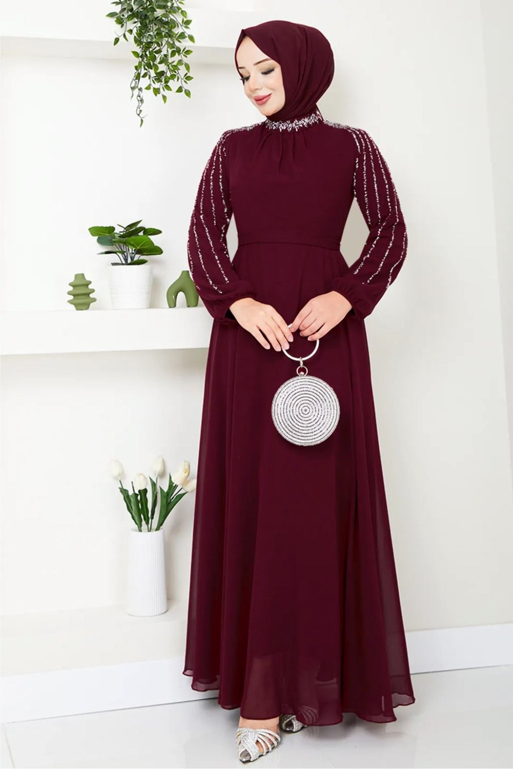 Kolları Taşlı Pullu Kırmızı Şifon Abiye