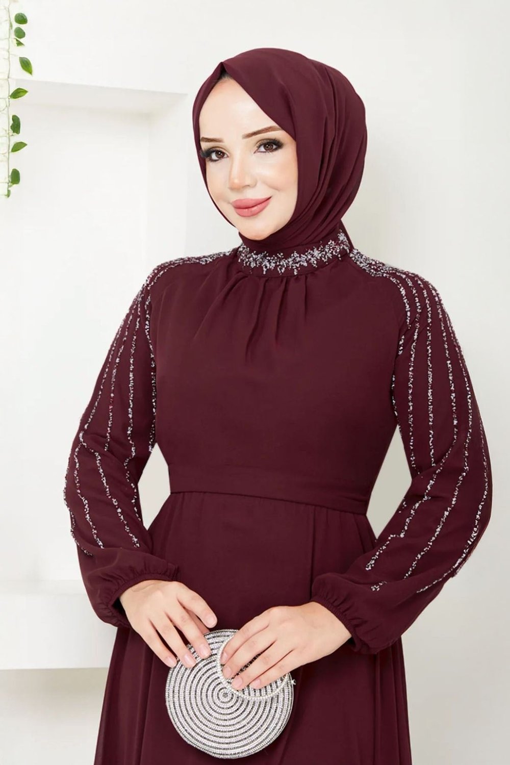 Kolları Taşlı Pullu Koyu Kırmızı Şifon Abiye