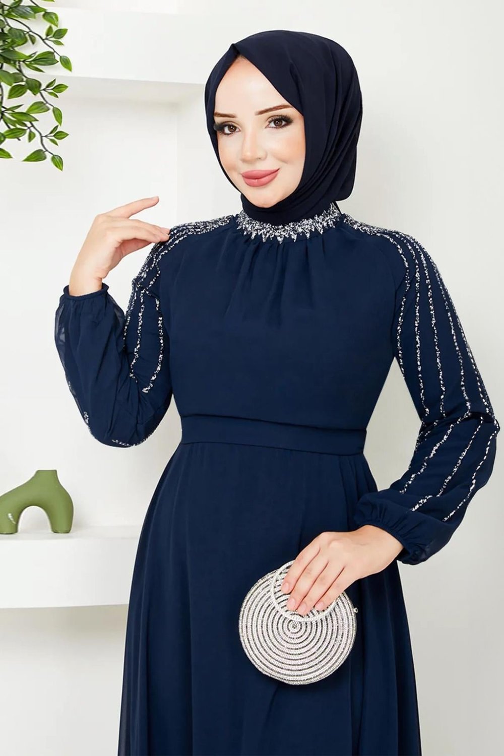 Kolları Taşlı Pullu Lacivert Şifon Abiye