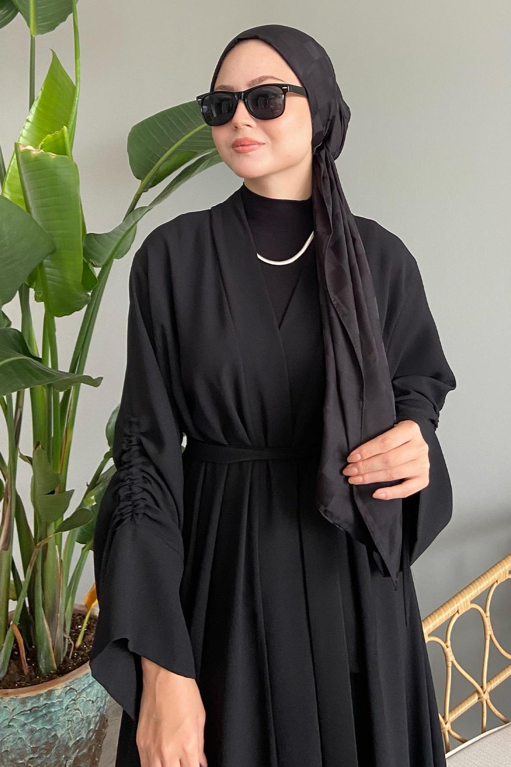 Kolu İpli Büzgülü Siyah Abaya