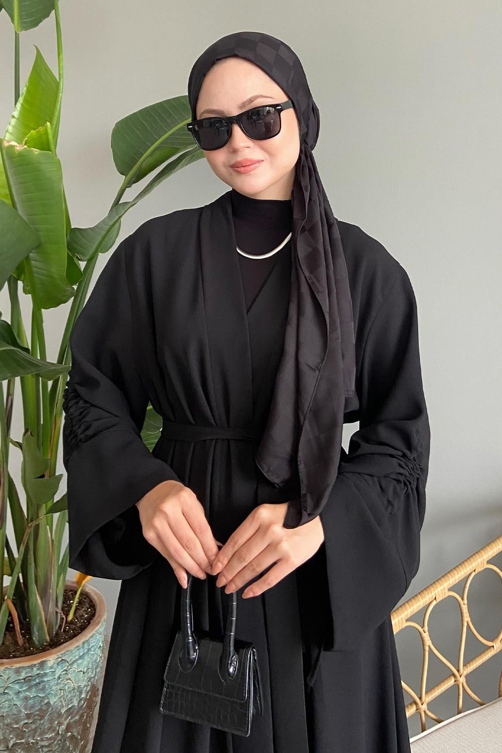 Kolu İpli Büzgülü Siyah Abaya
