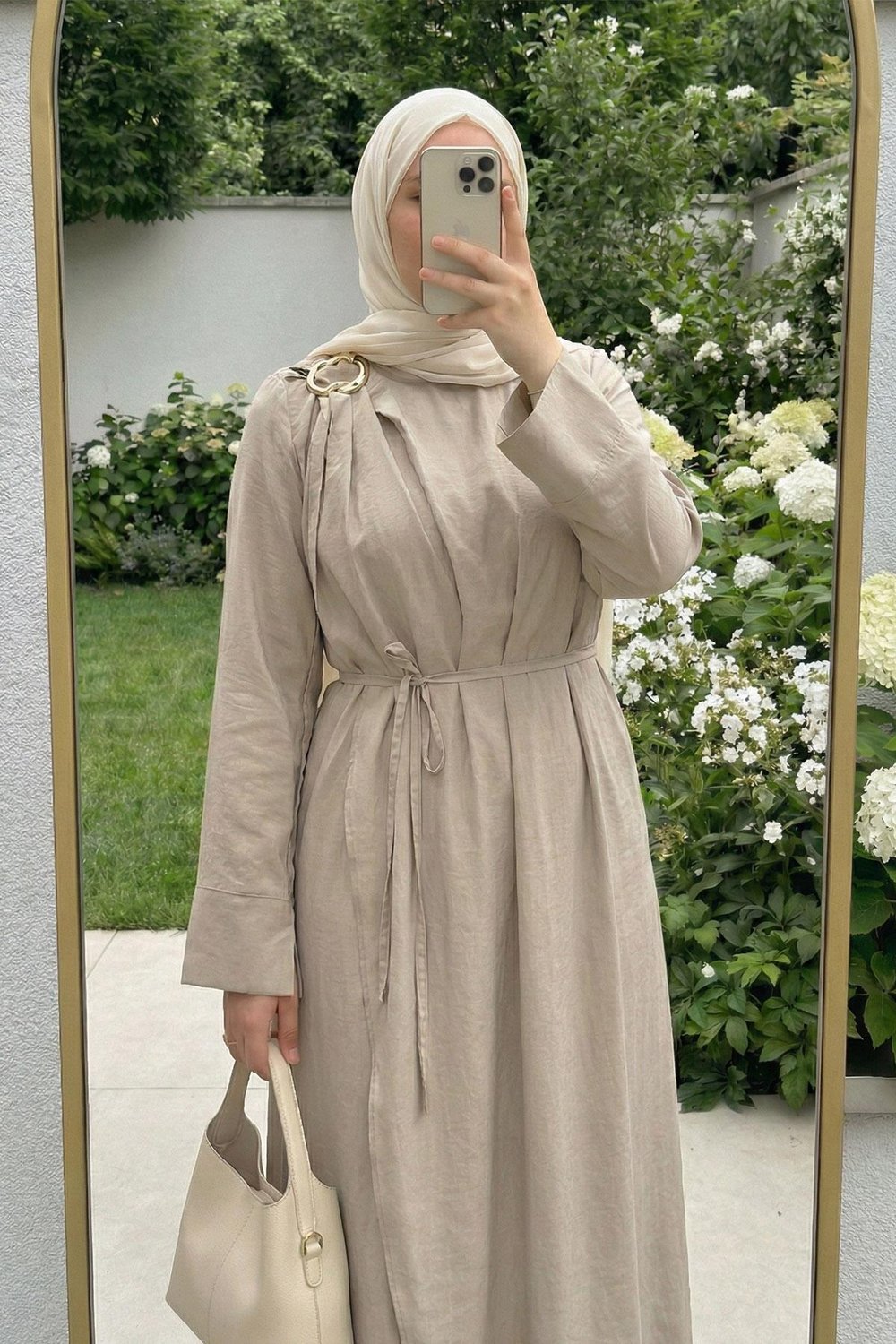 Omuzdan Broşlu Belden Kuşaklı Modal Bej Elbise