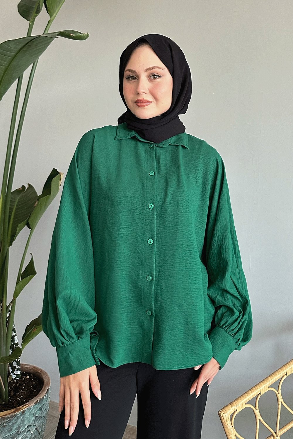 Salaş Basic Zümrüt Yeşili Gömlek