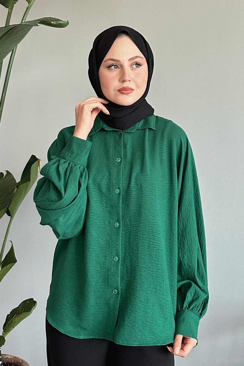 Salaş Basic Zümrüt Yeşili Gömlek