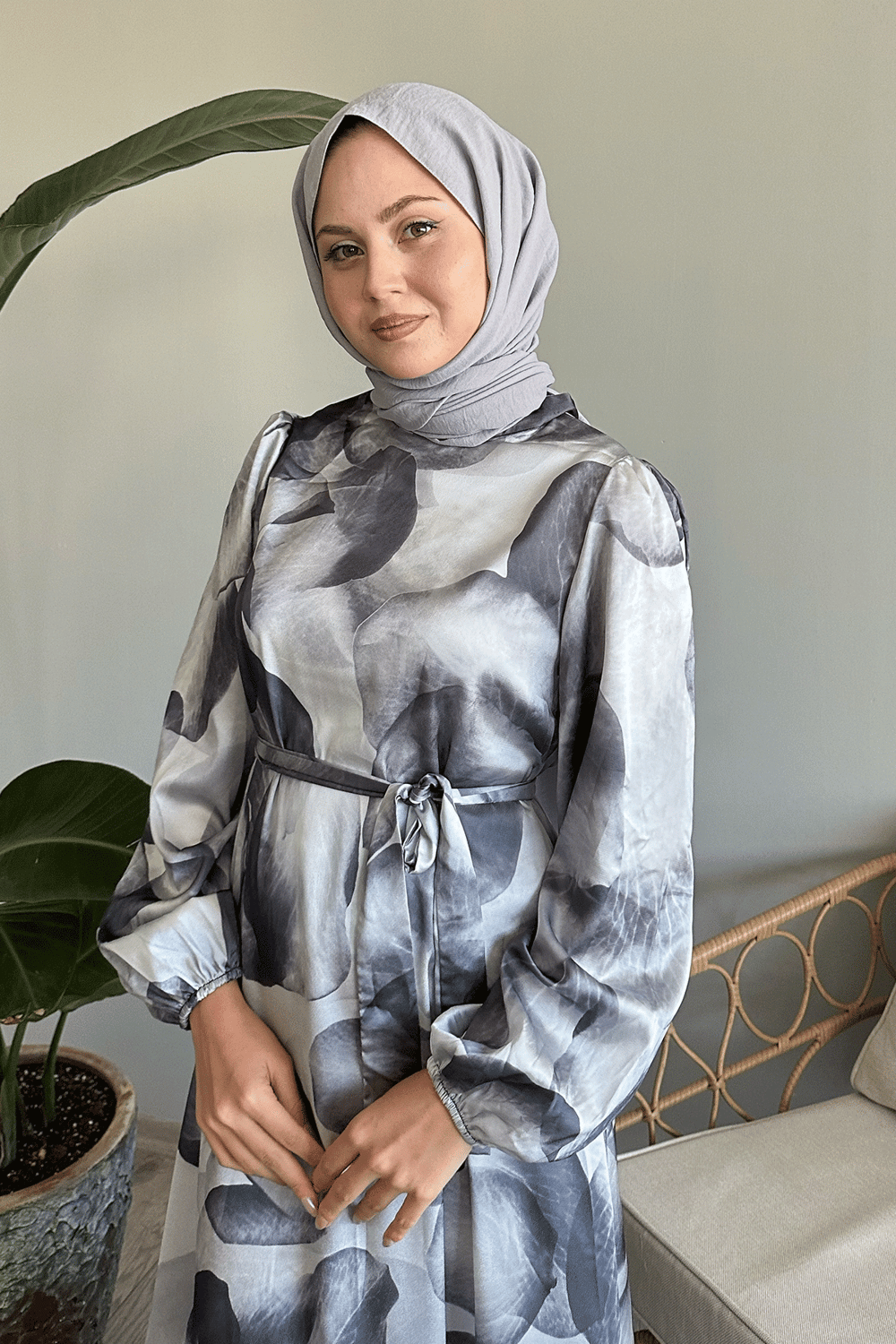 Soyut Yaprak Baskılı Siyah Saten Elbise