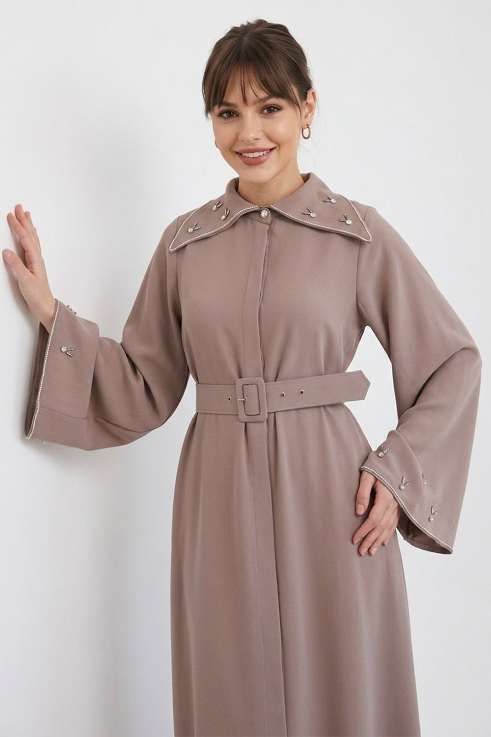 Üçgen Yaka Taşlı Bej Abaya