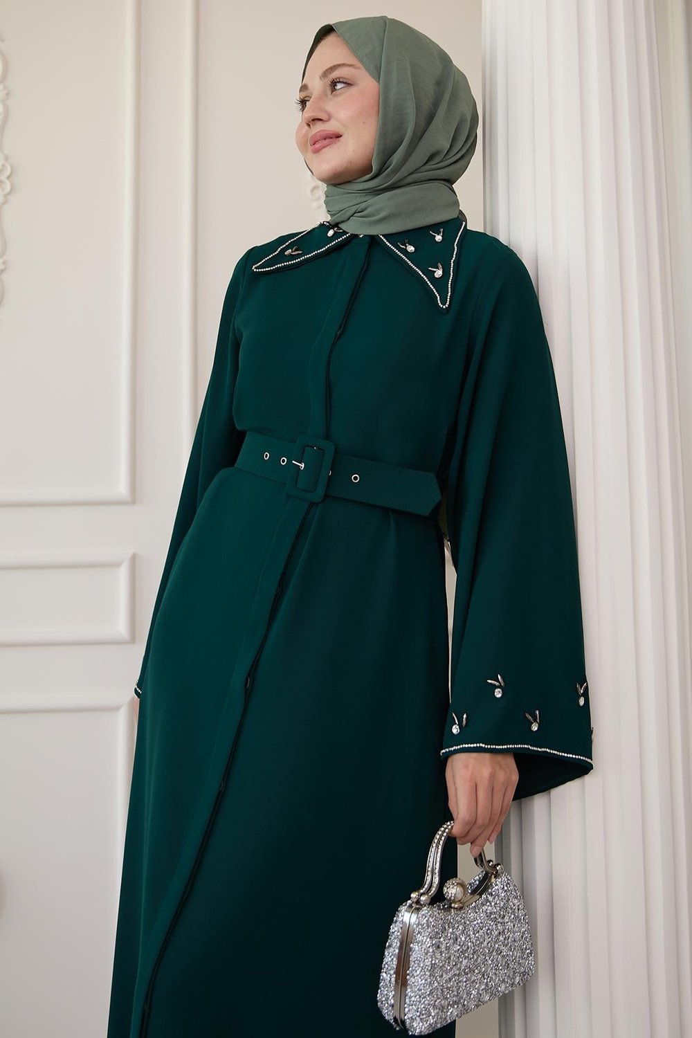 Üçgen Yaka Taşlı Petrol Yeşili Abaya