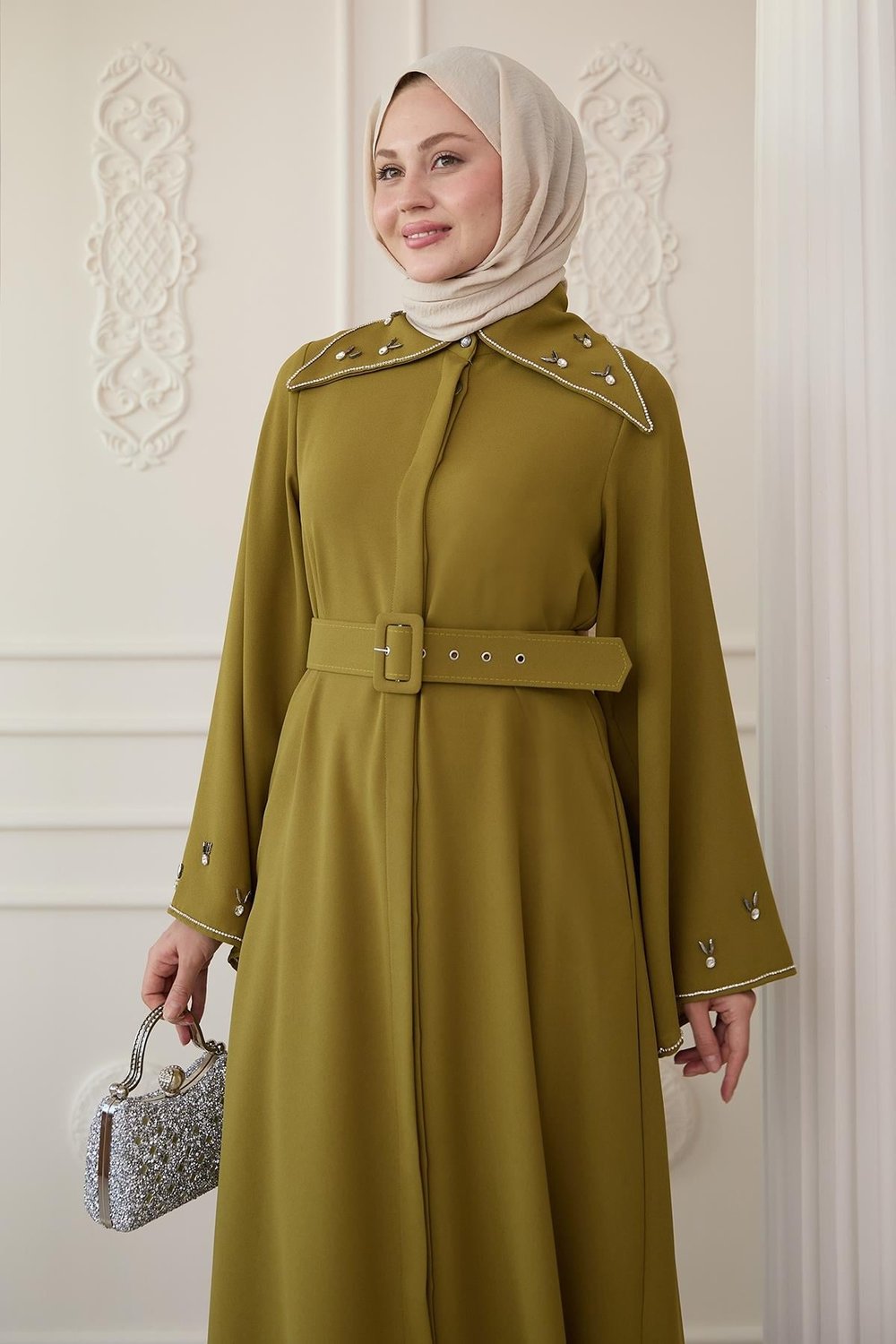 Üçgen Yaka Taşlı Yağ Yeşili Abaya