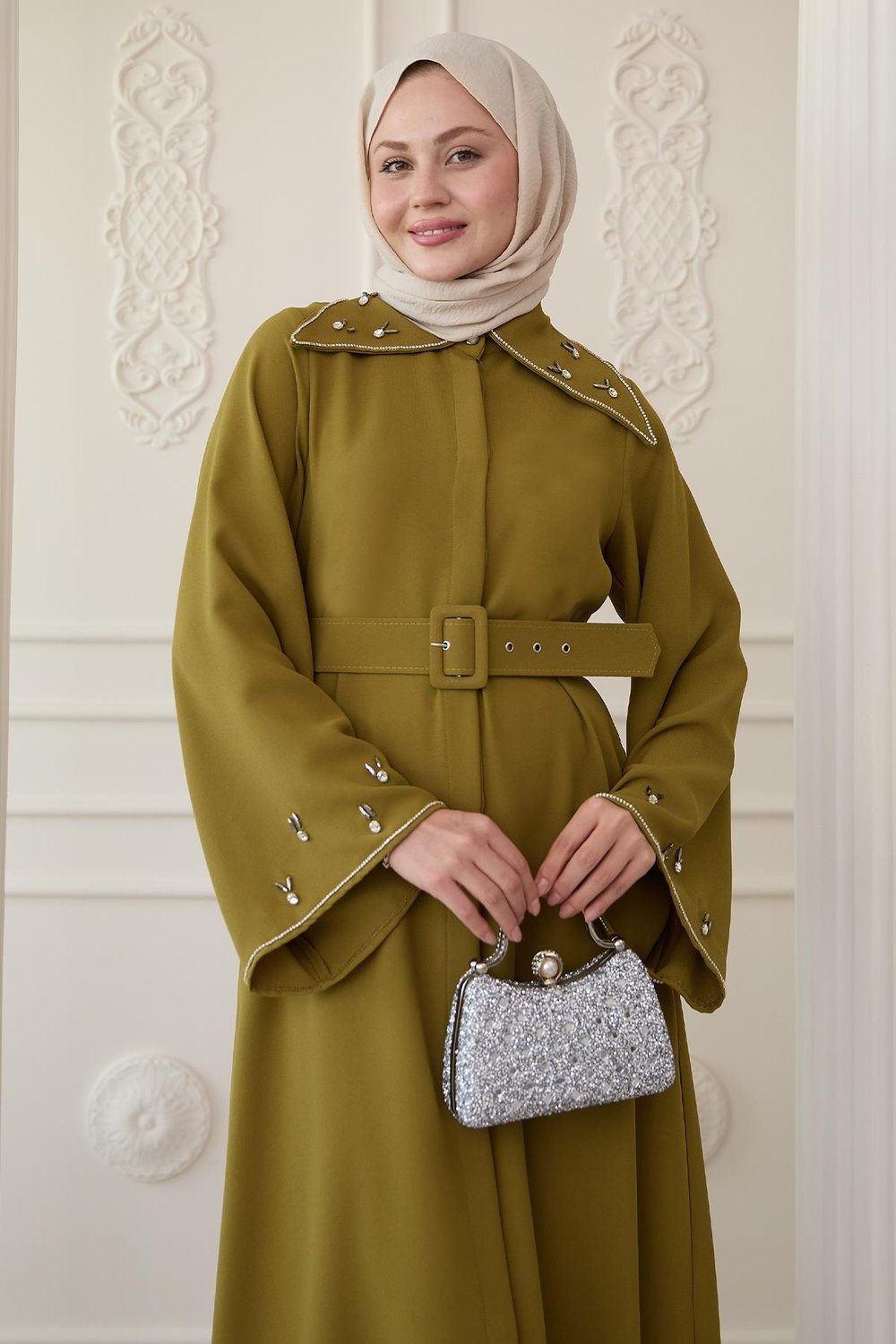 Üçgen Yaka Taşlı Yağ Yeşili Abaya