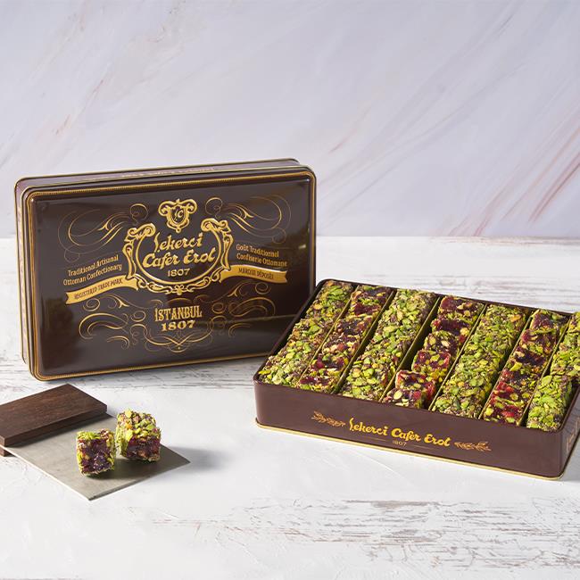Şekerci Cafer ErolFile Fıstık Kaplı Nar Aromalı Antep Fıstıklı Fitil Lokum Orta Boy Retro Teneke 940 gr (Ücretsiz Kargo)