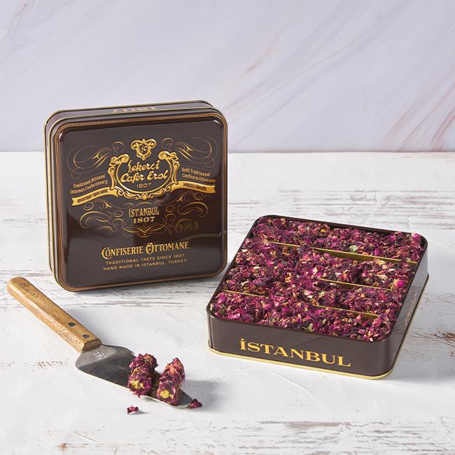 Şekerci Cafer ErolGül Yaprak Kaplı Nar Aromalı Antep Fıstıklı Parmak Lokum Küçük Retro Tenekede 540 gr (Ücretsiz Kargo)
