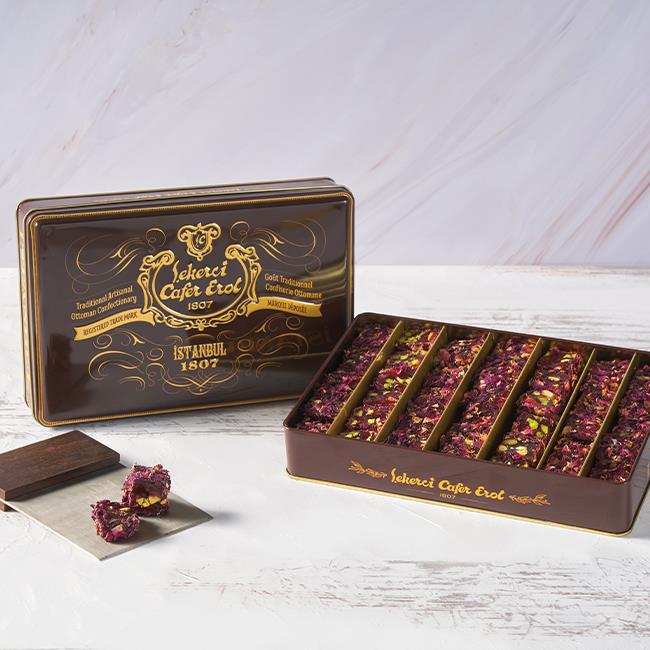 Şekerci Cafer ErolGül Yaprak Kaplı Nar Aromalı Antep Fıstıklı Fitil Lokum Orta Boy Retro Teneke 780 gr (Ücretsiz Kargo)