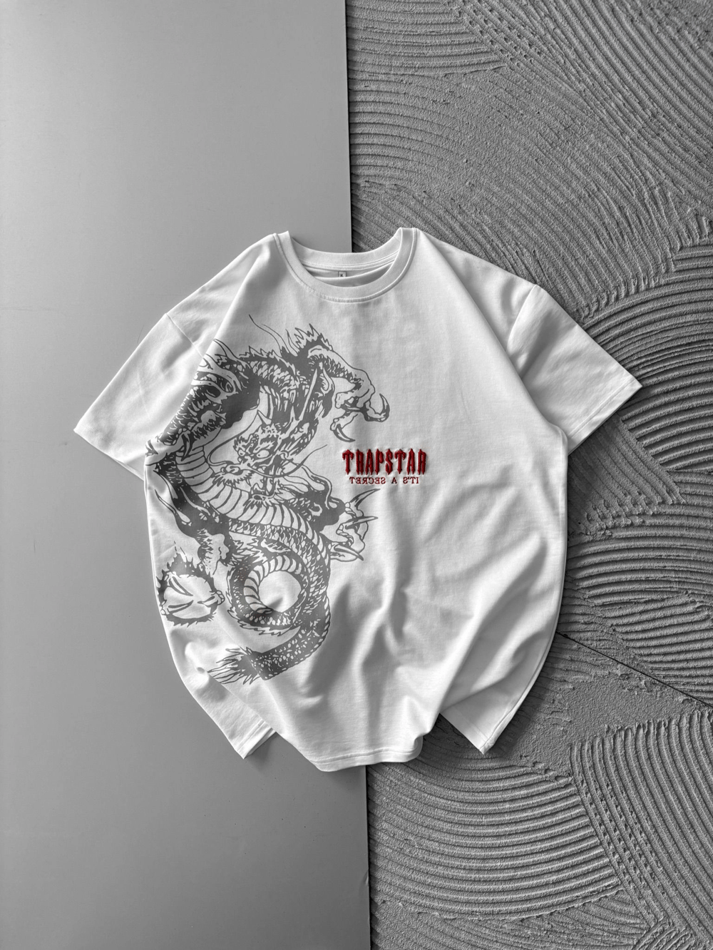 BİSİKLET YAKA EJDER TRAPSTAR NAKIŞ TSHİRT BEYAZ