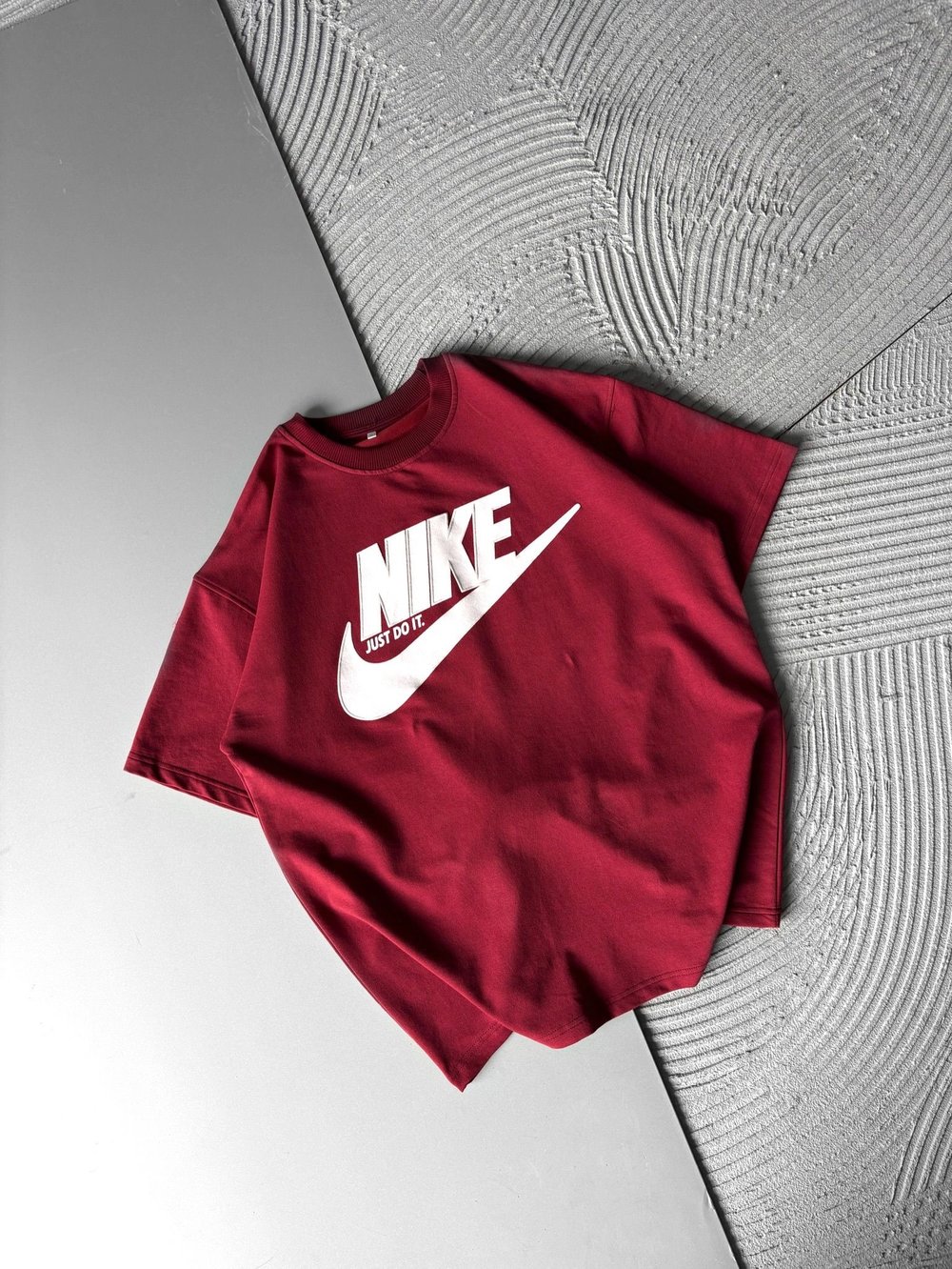 BİSİKLET YAKA NK APLİKE HS OVERSİZE TSHİRT BORDO