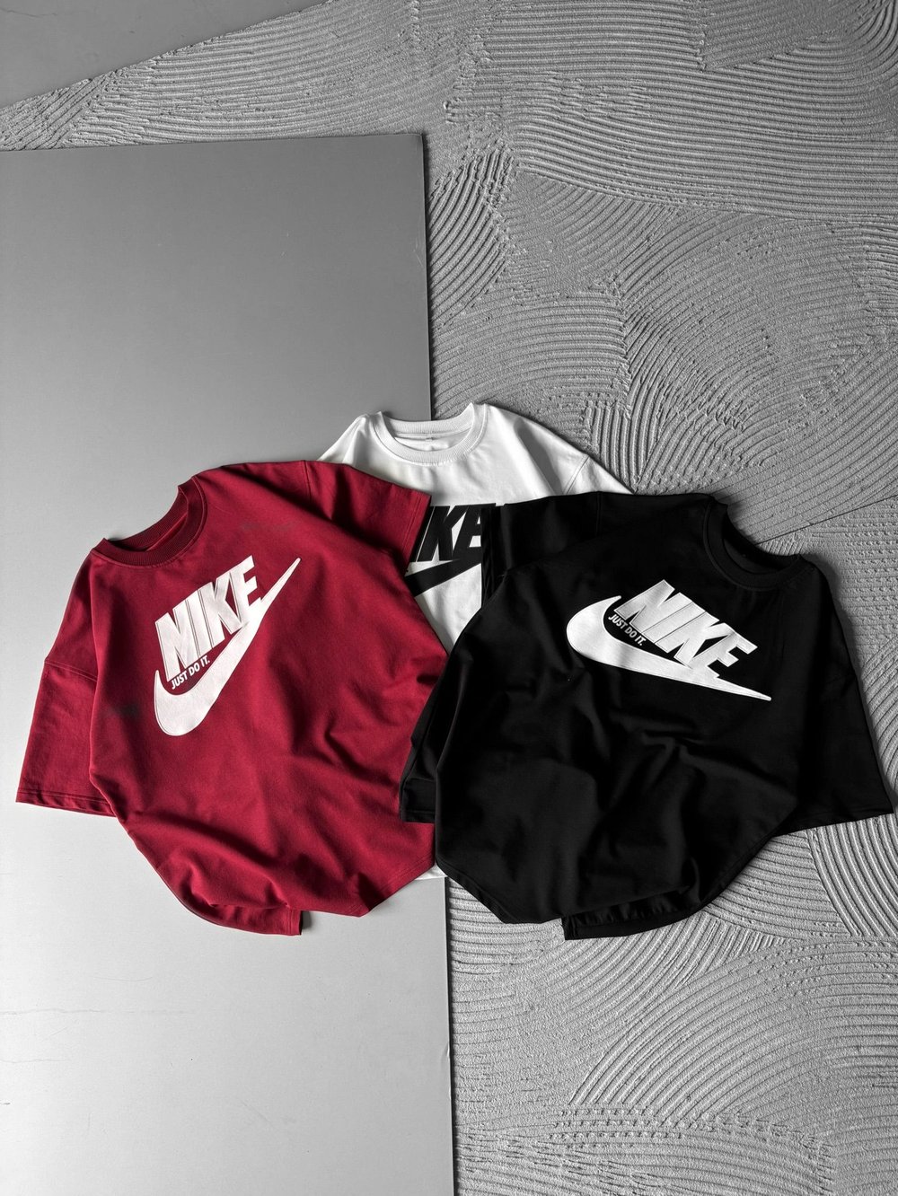 BİSİKLET YAKA NK APLİKE HS OVERSİZE TSHİRT BORDO
