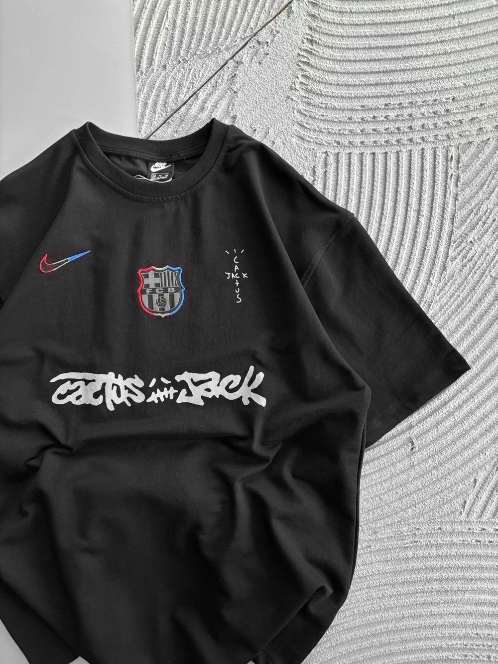 BİSİKLET YAKA NK BARCA HOLOGRAM OVERSİZE TSHİRT SİYAH