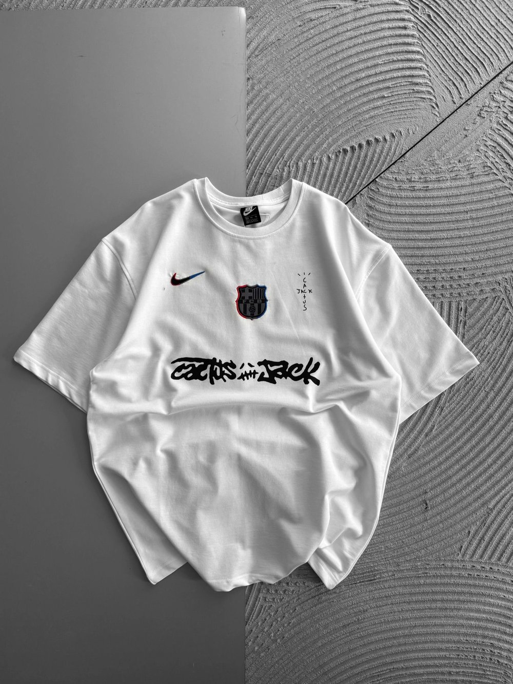 BİSİKLET YAKA NK BARCA HOLOGRAM OVERSİZE TSHİRT BEYAZ