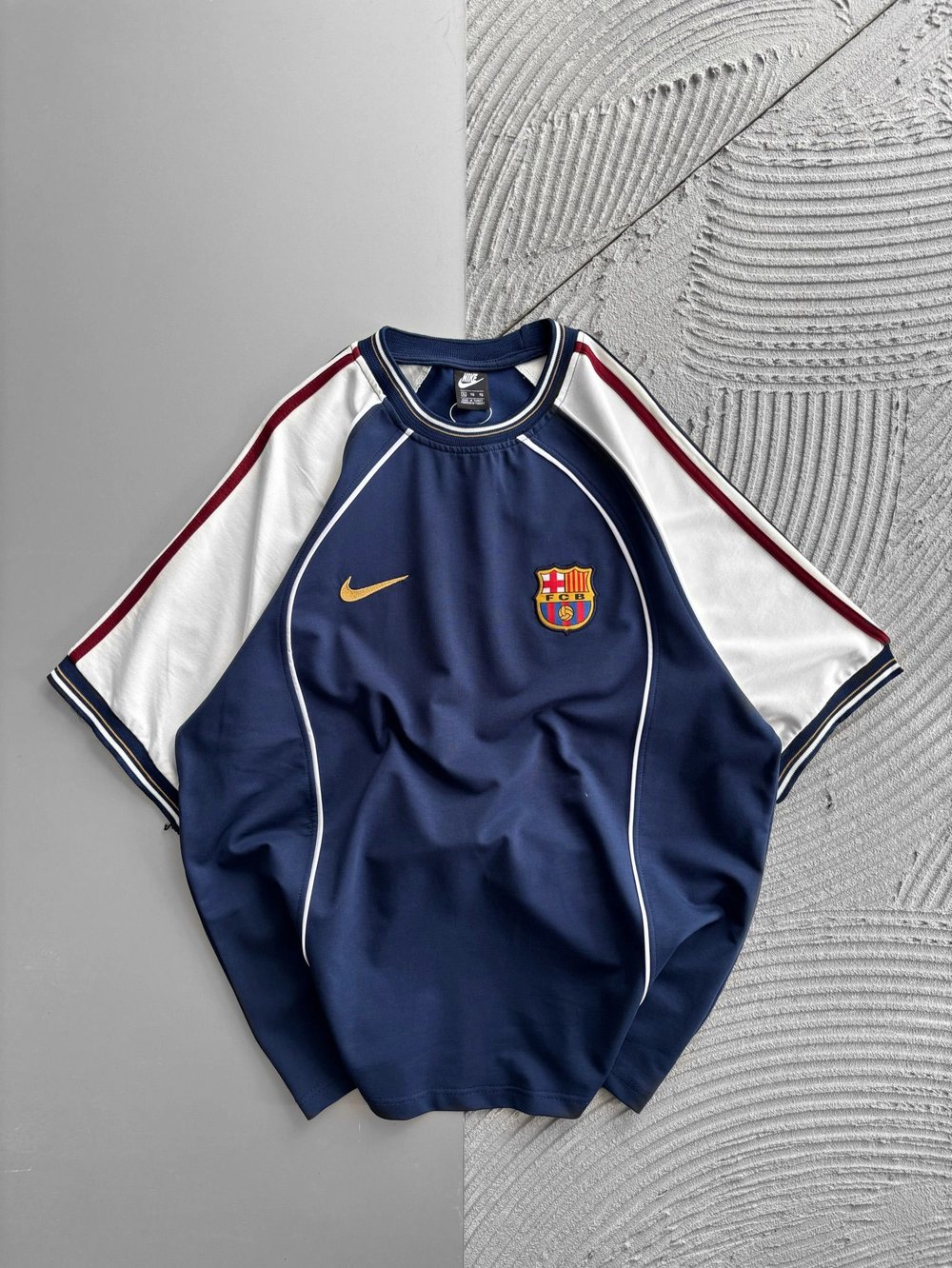 BİSİKLET YAKA NK BARCA NAKISLI ORTA BİYELİ OVERSİZE TSHİRT LACİVERT
