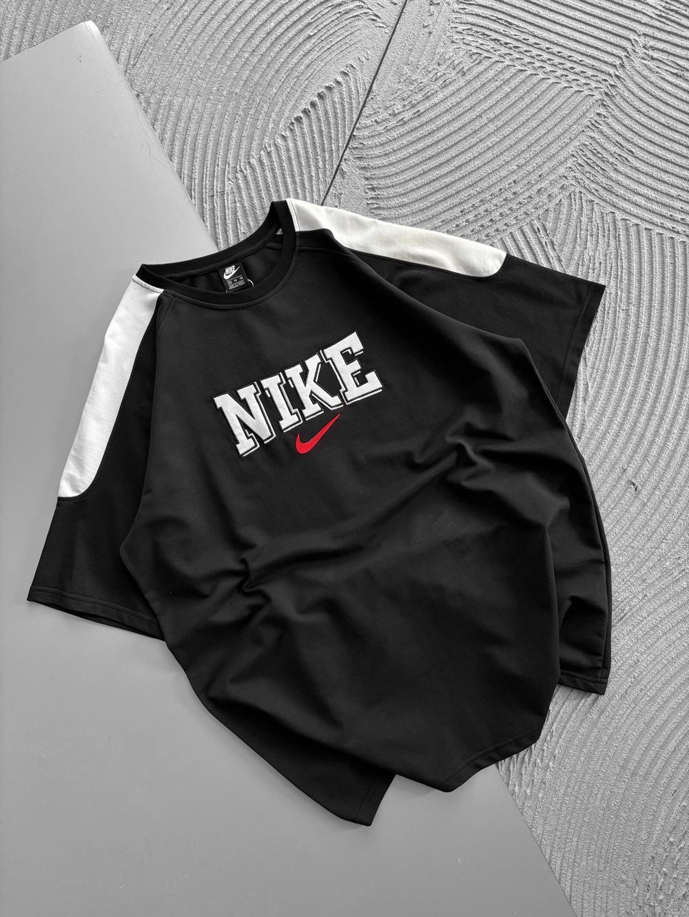 BISIKLET YAKA NK NAKIŞLI KOL PARCA DETAY OVERSIZE TSHIRT SİYAH