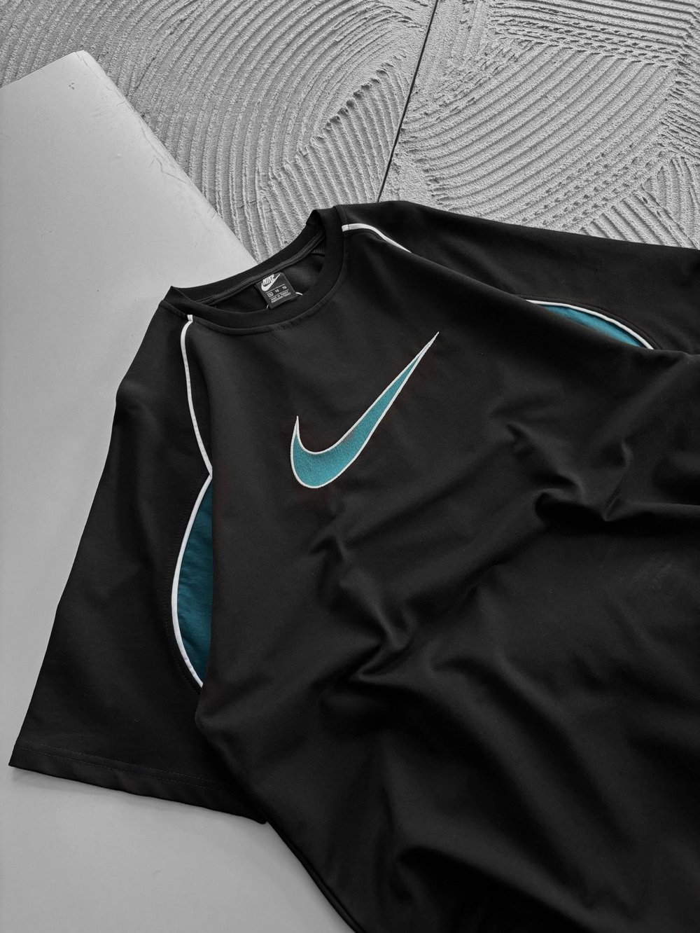 BİSİKLET YAKA NK ORTA NAKIŞLI KOLTUK ALTI PARCA DETAY OVERSIZE TSHIRT SİYAH