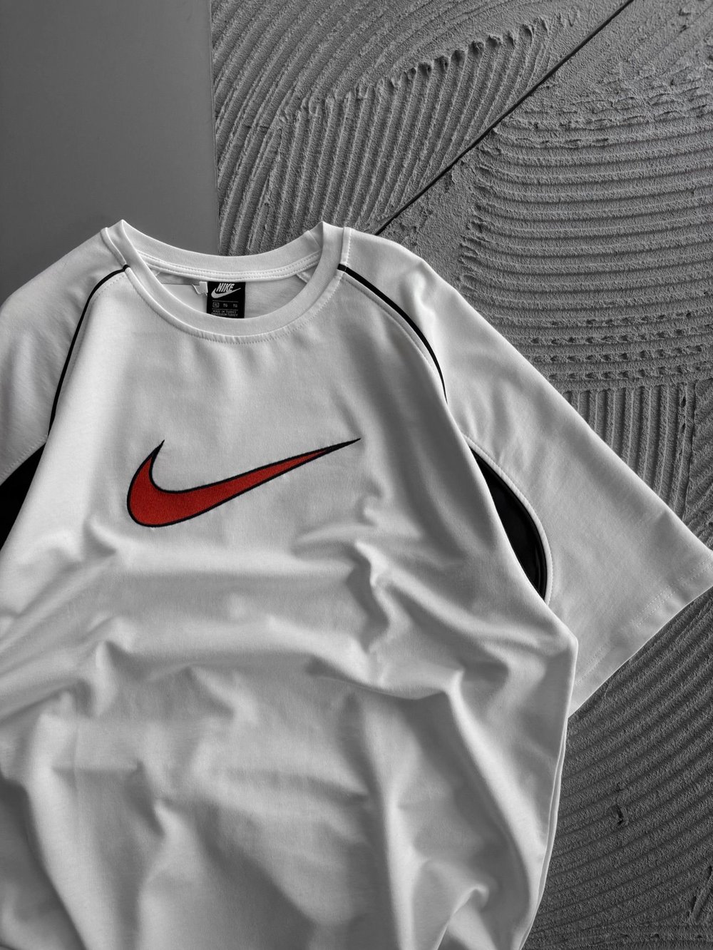BİSİKLET YAKA NK ORTA NAKIŞLI KOLTUK ALTI PARCA DETAY OVERSIZE TSHIRT BEYAZ