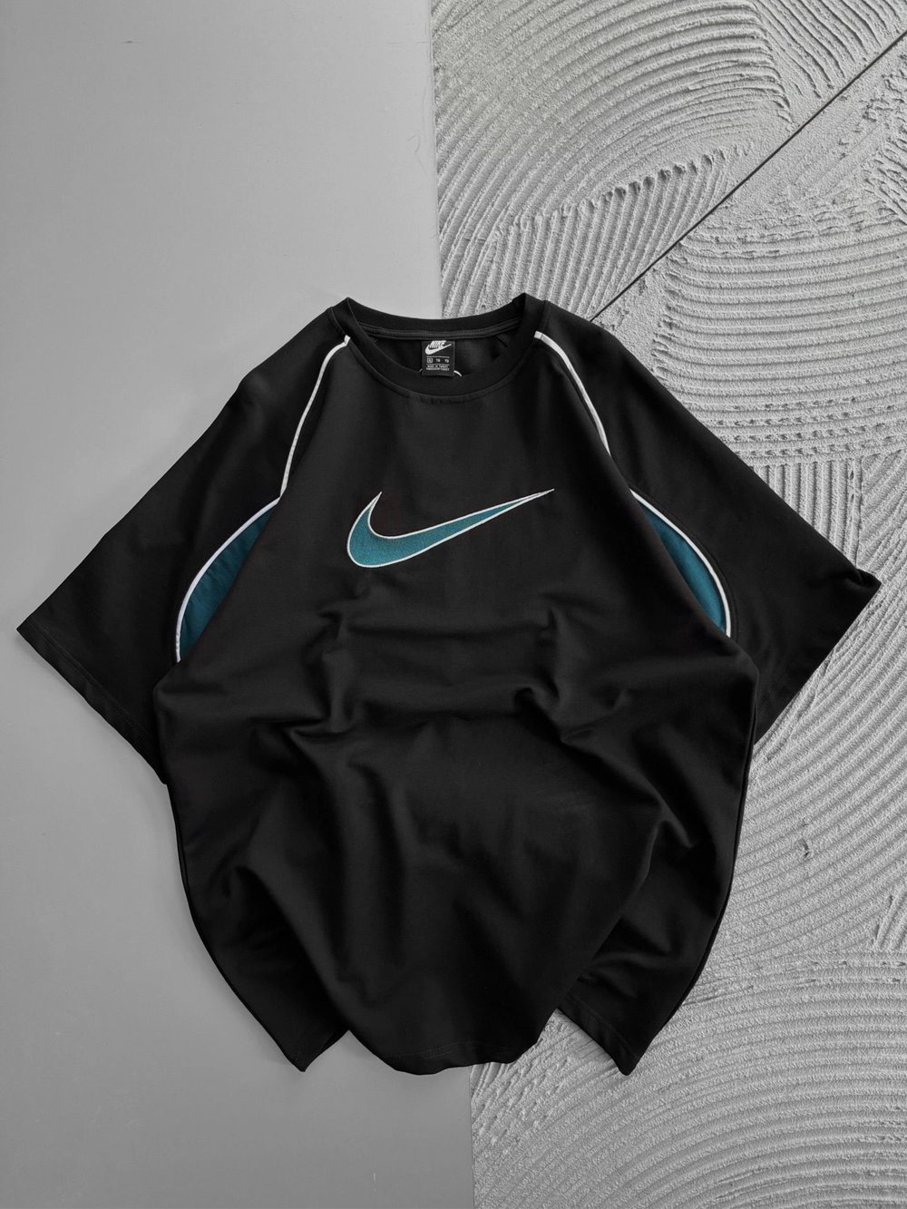 BİSİKLET YAKA NK ORTA NAKIŞLI KOLTUK ALTI PARCA DETAY OVERSIZE TSHIRT SİYAH