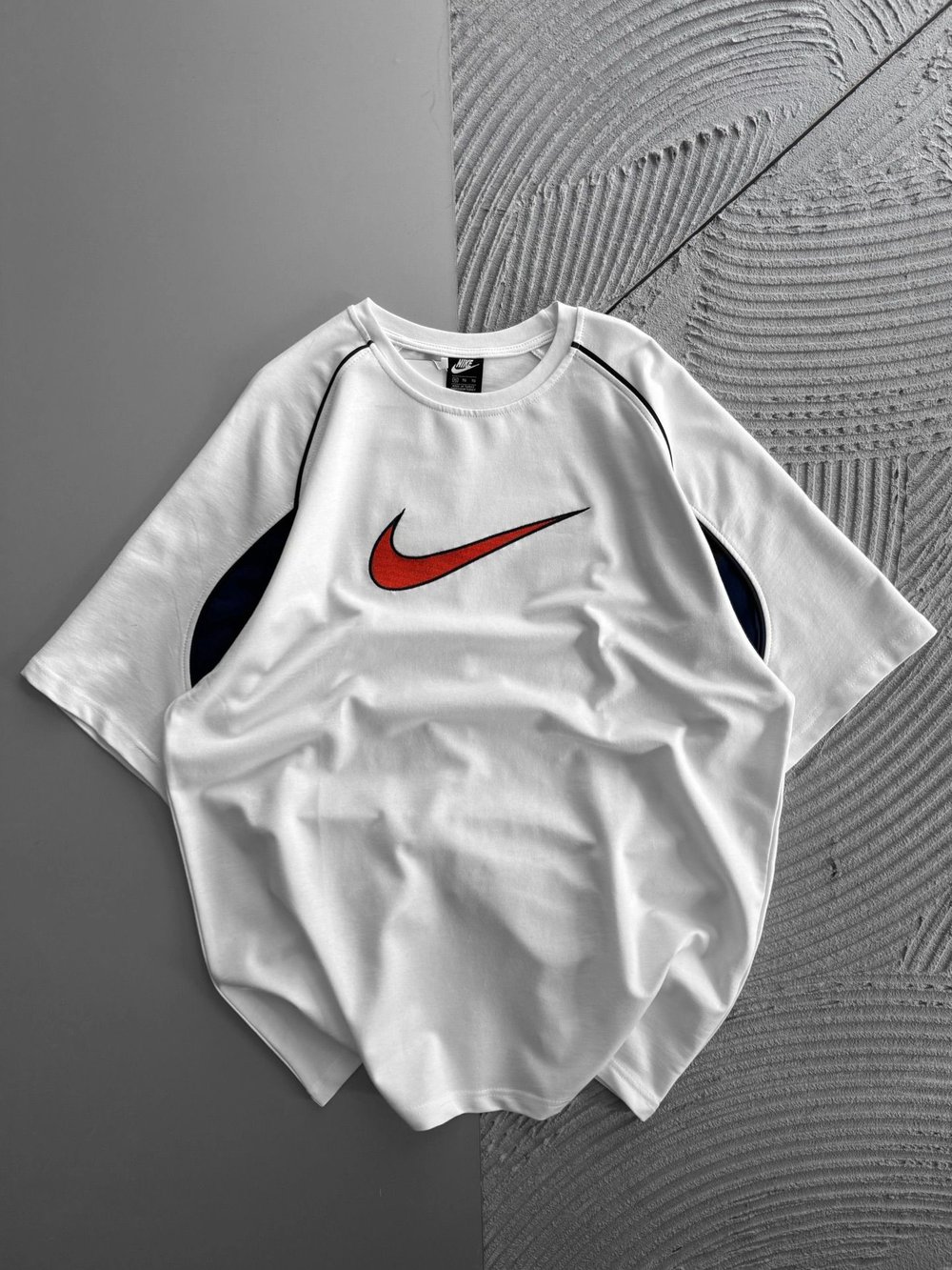 BİSİKLET YAKA NK ORTA NAKIŞLI KOLTUK ALTI PARCA DETAY OVERSIZE TSHIRT BEYAZ