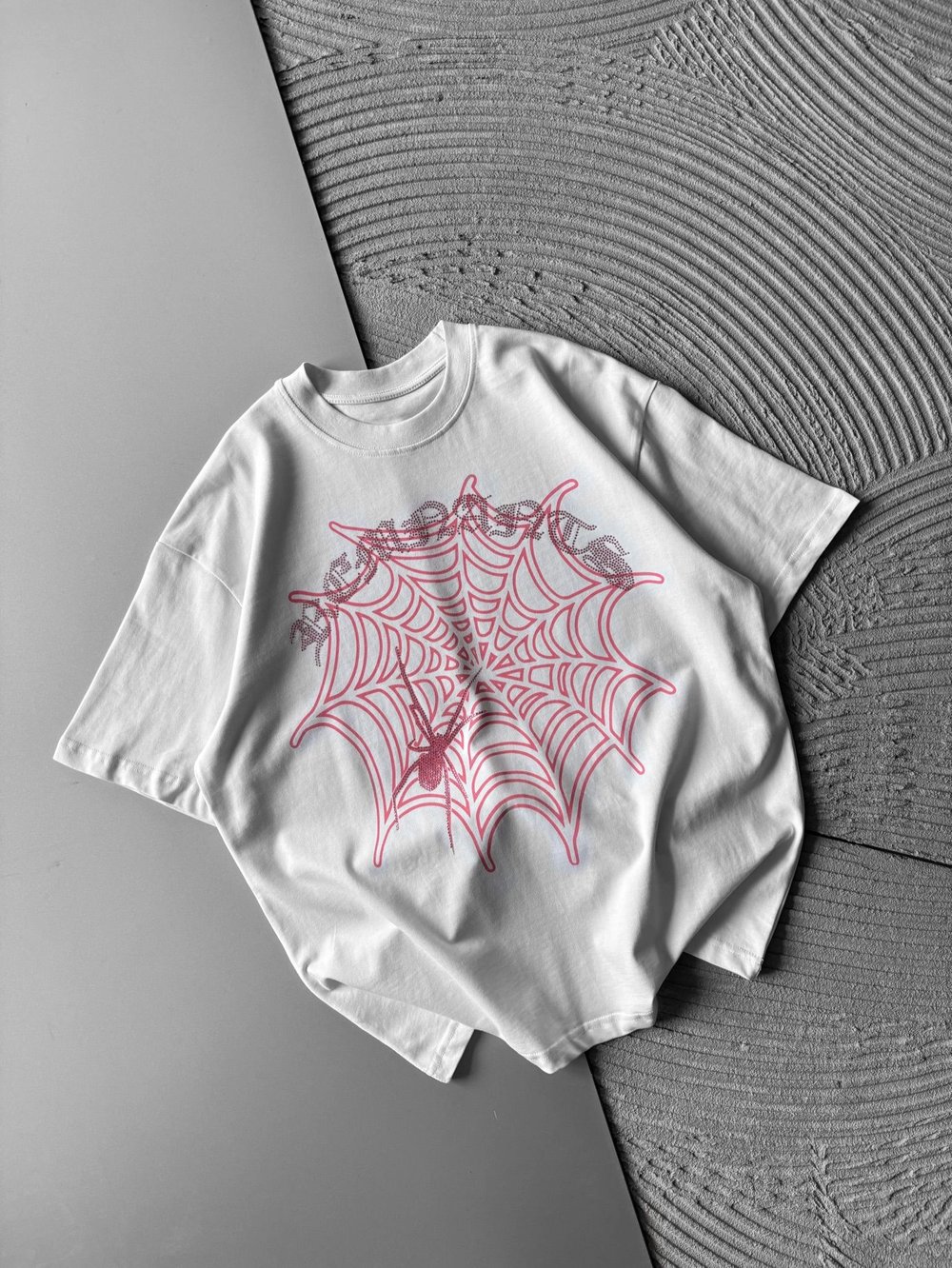 BİSİKLET YAKA TAŞLI ÖRÜMCEK BASKI OVERSİZE TSHİRT BEYAZ