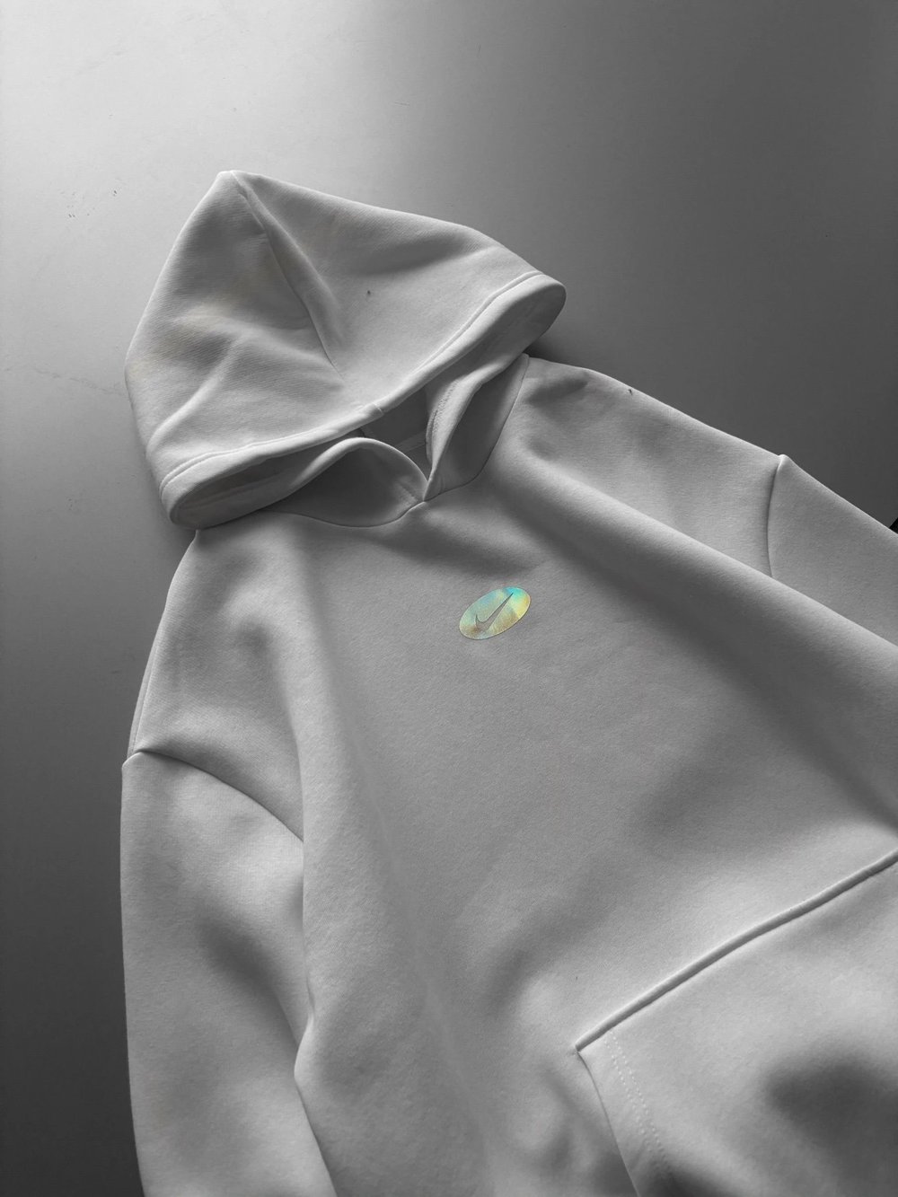 ÖZEL SERİ NK HOLOGRAM BASKI OVERSİZE KAPÜŞONLU SWEAT BEYAZ