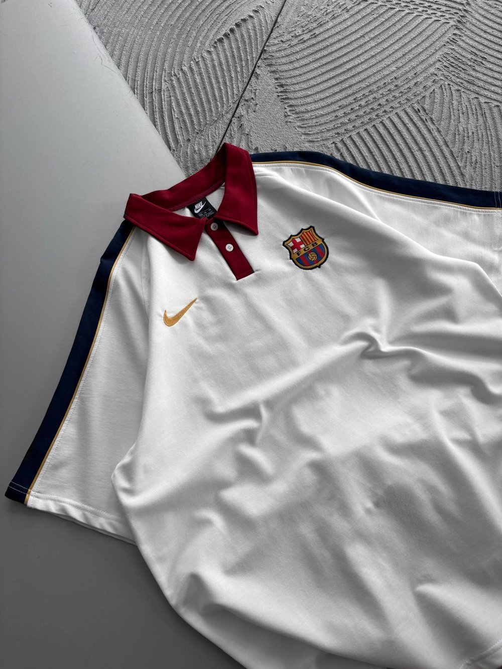 POLO YAKA BARCA KOL ŞERIT DETAY NAKIŞLI OVERSIZE TSHIRT BEYAZ