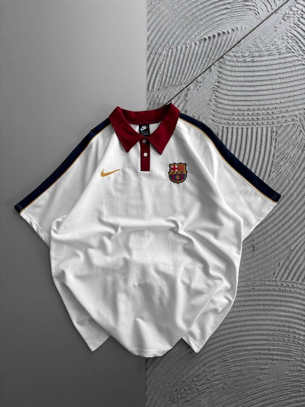 POLO YAKA BARCA KOL ŞERIT DETAY NAKIŞLI OVERSIZE TSHIRT BEYAZ