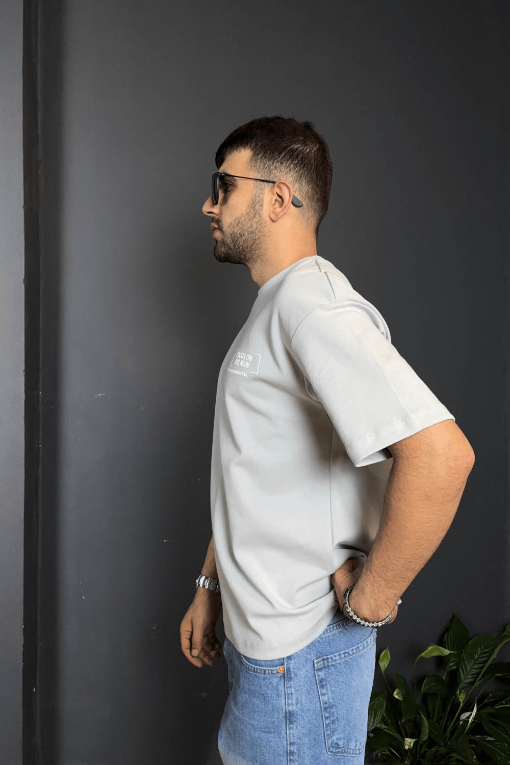 Gri Göğüs Baskılı Rahat Kalıp Tişört