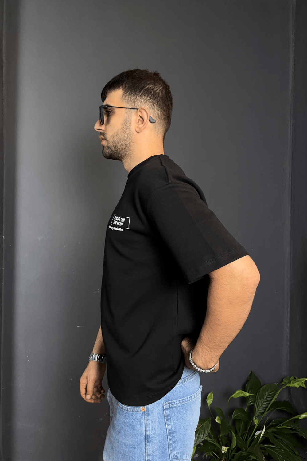 Siyah Göğüs Baskılı Rahat Kalıp Tişört