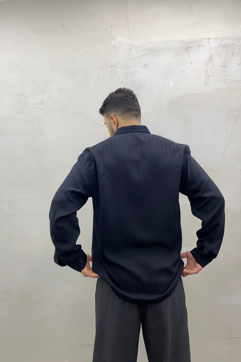 Siyah Oversize Çizgi Desenli Tensel Gömlek