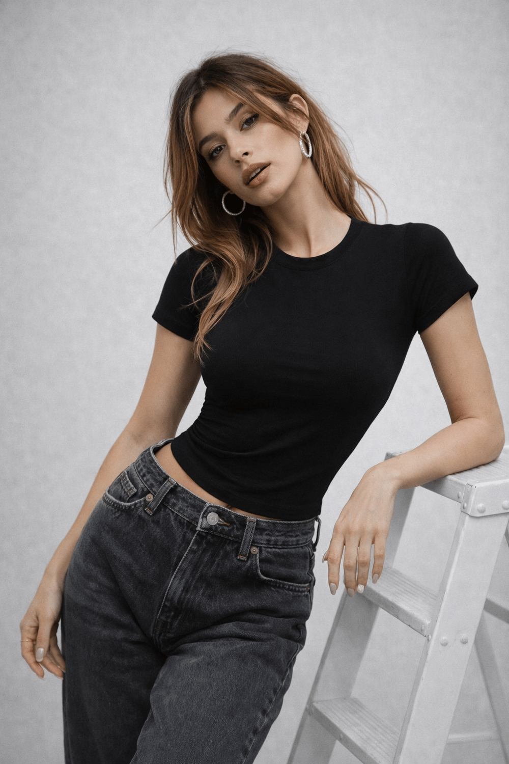 Kadın Siyah Bisiklet Yaka Vücuda Oturan Slim Fit Crop Tişört