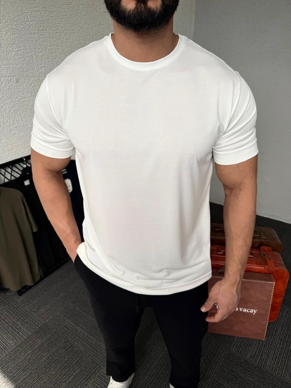 Beyaz Yırtmaç Detay Basic Tişört