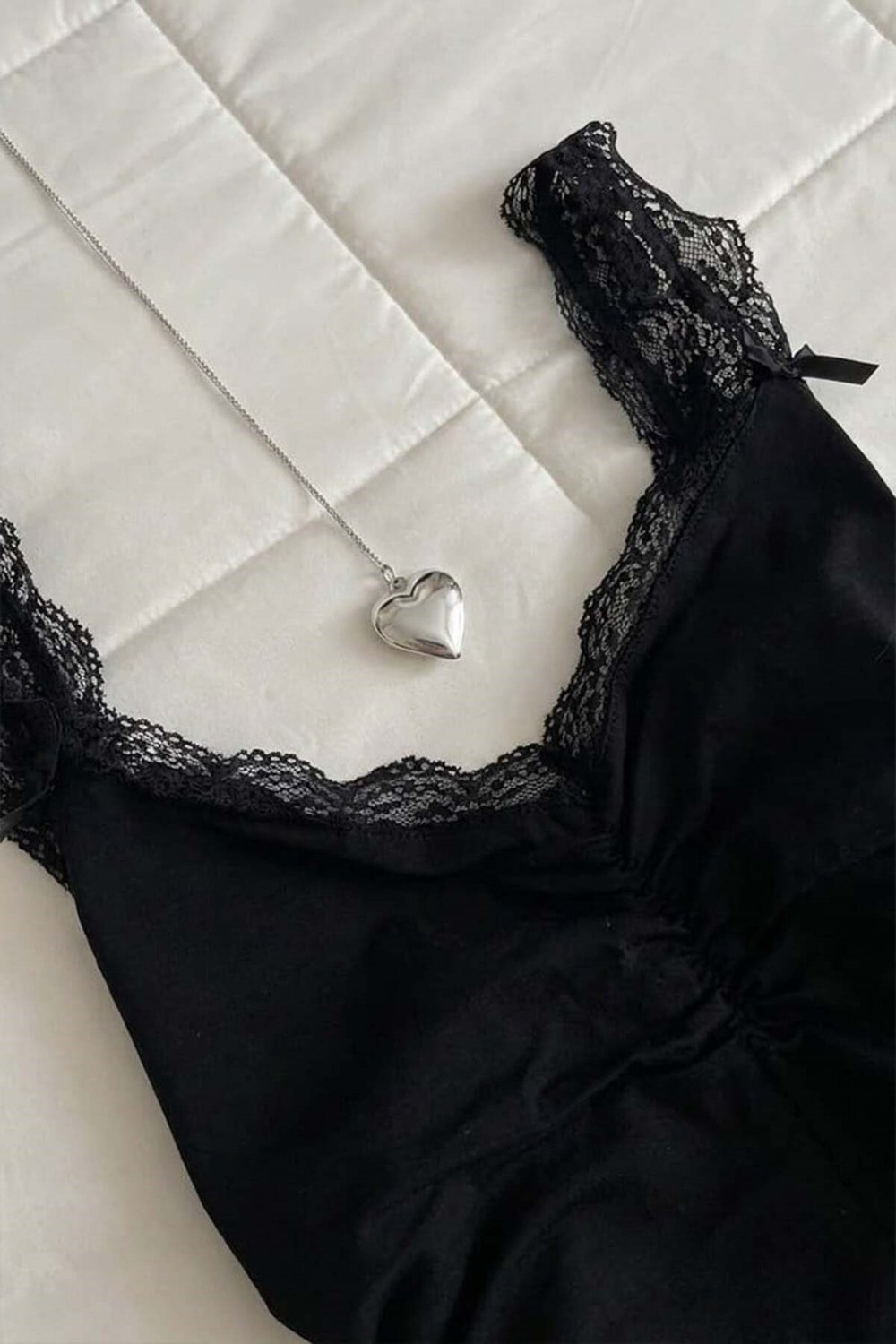 Coquette Style Dantel Detaylı Mini Fiyonklu Askılı Body